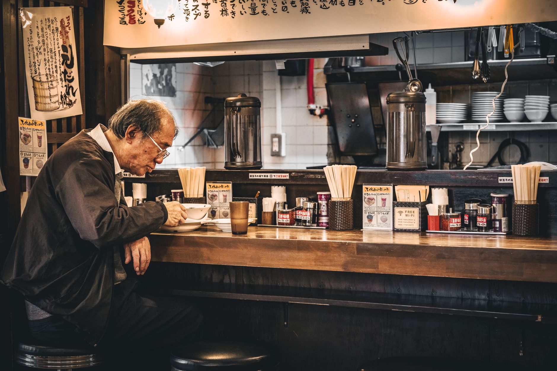 A counter seat and a bowl of tantanmen on the rainy second day, the meal that saved the evening.