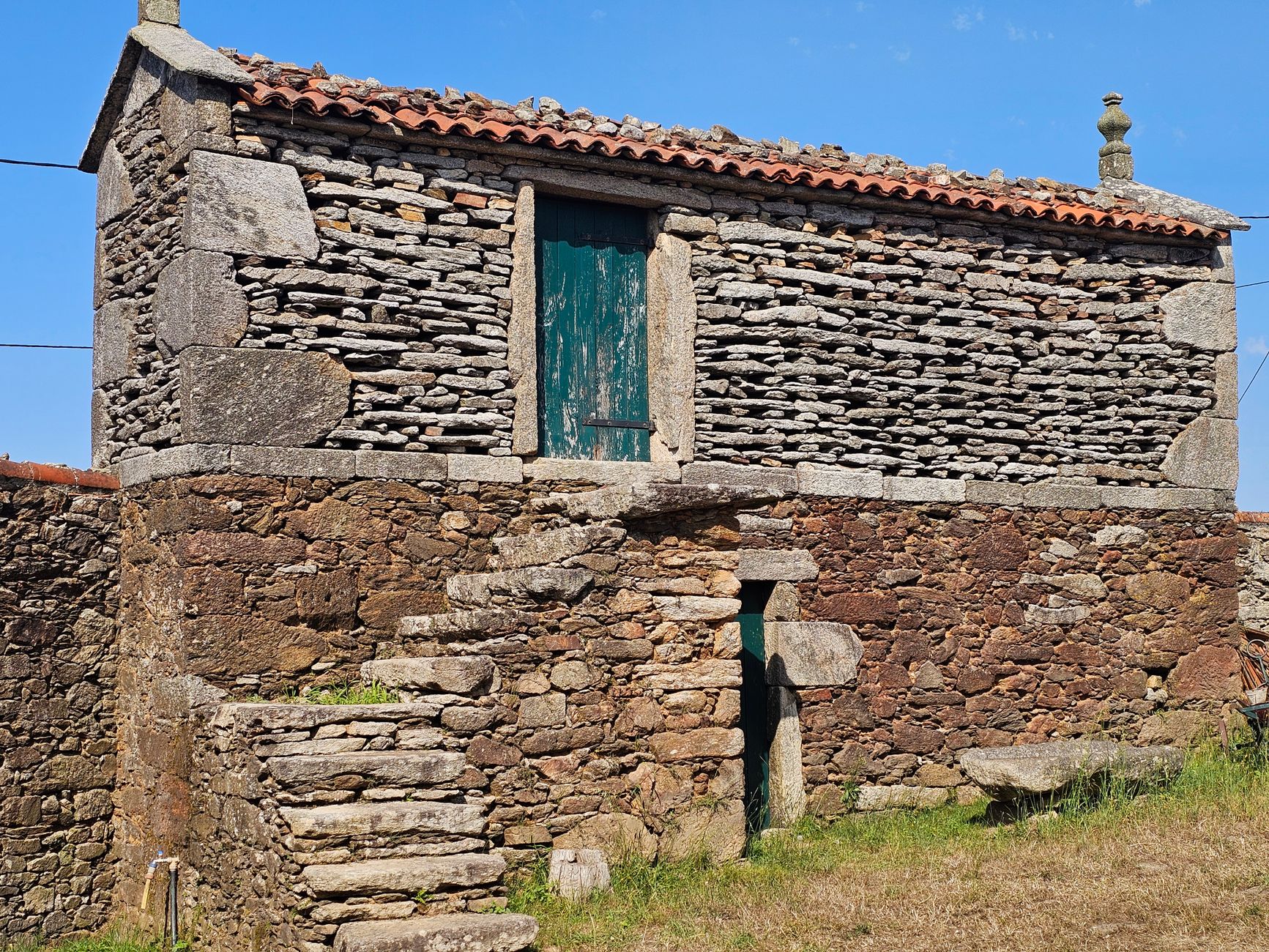 A traditional hórreo, or raised granary, along the path between Palas de Rei and Arzúa.
