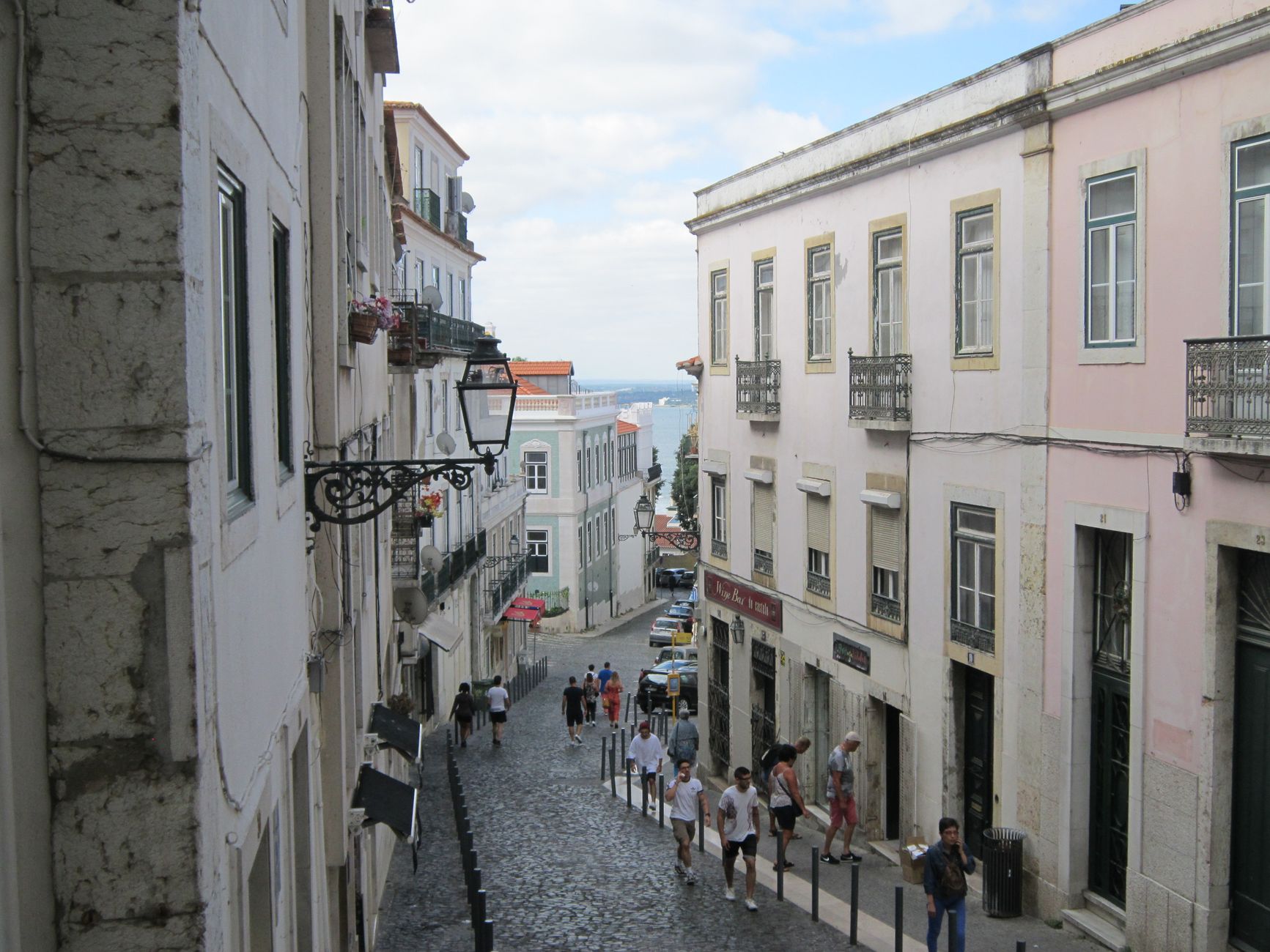 Wander Alfama and Climb to São Jorge Castle