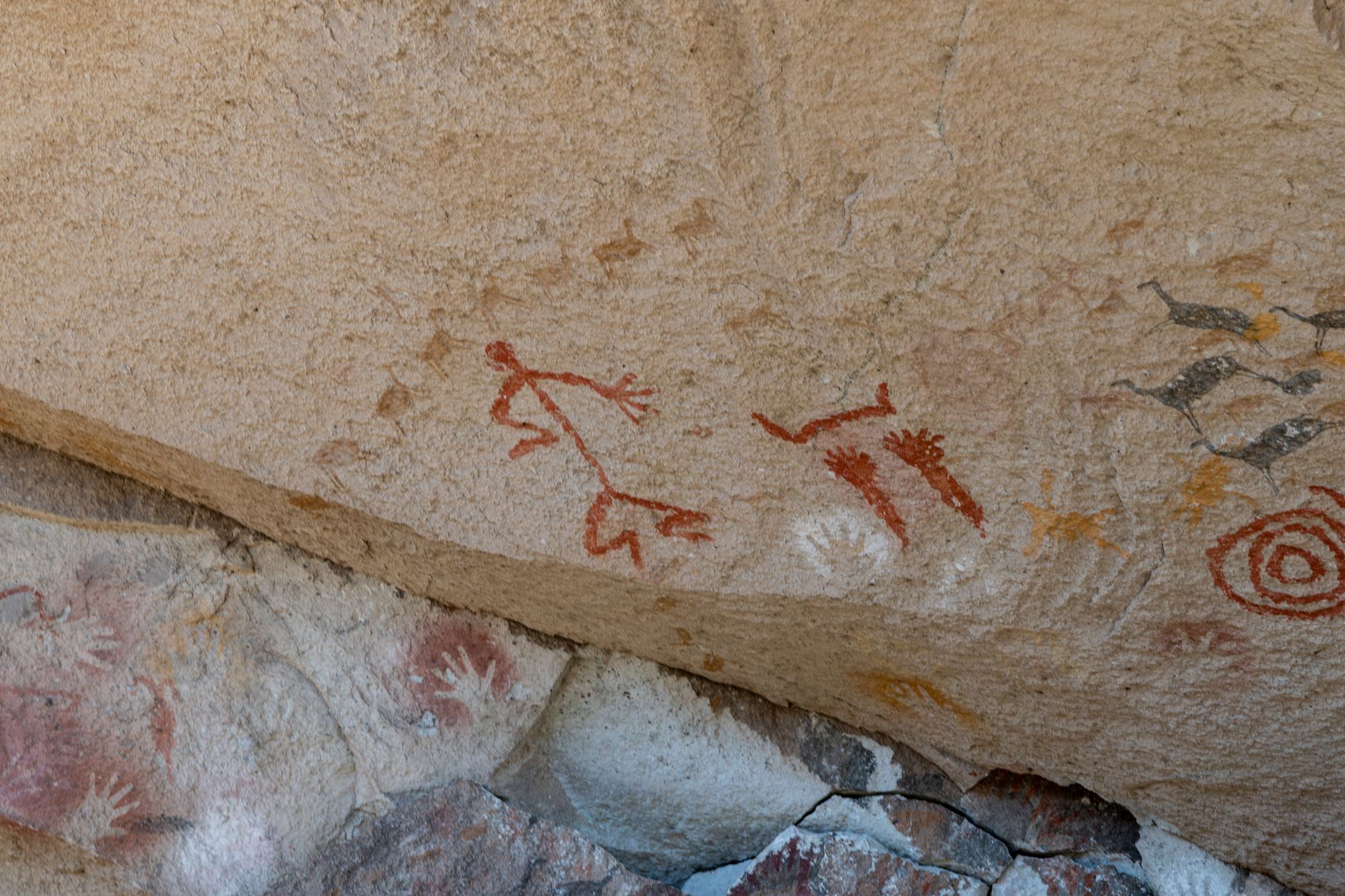 A Full Day with Ngajarli and the Hidden Galleries Beyond