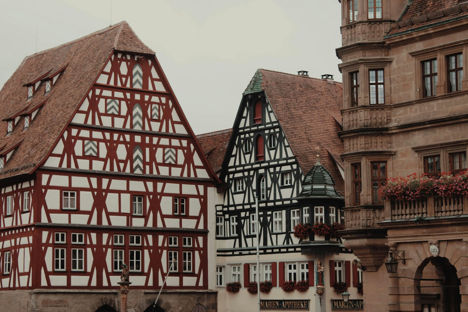Half-timbered houses line the lanes of Bacharach beneath Burg Stahleck.