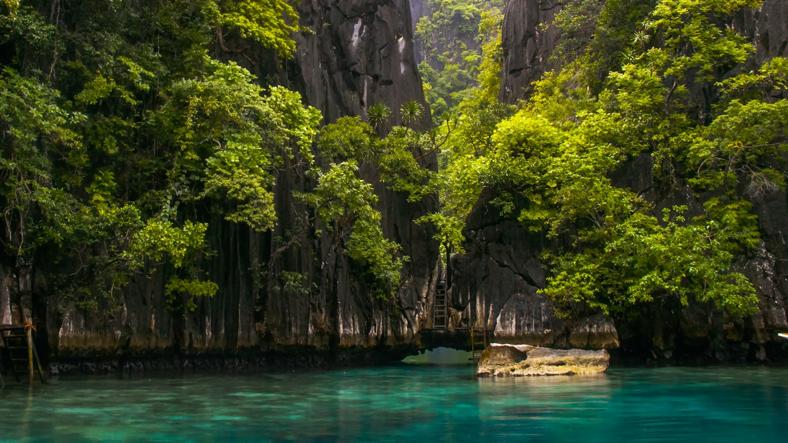 Kayangan Lake