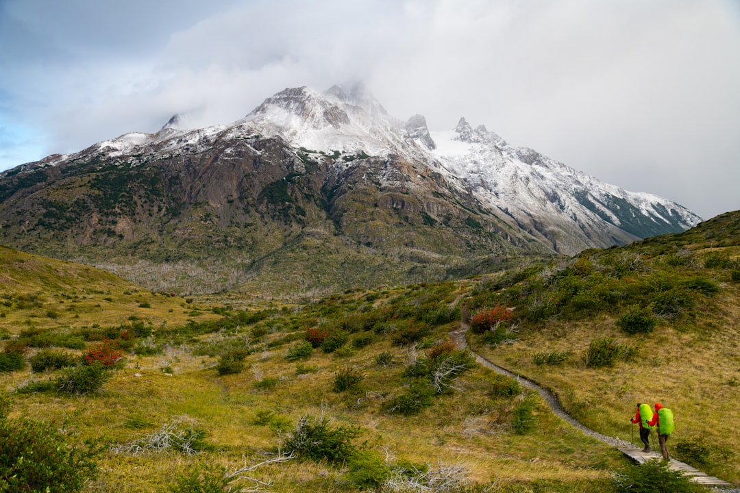 Refugio Los Cuernos to Refugio Chileno — The Quiet Middle Day