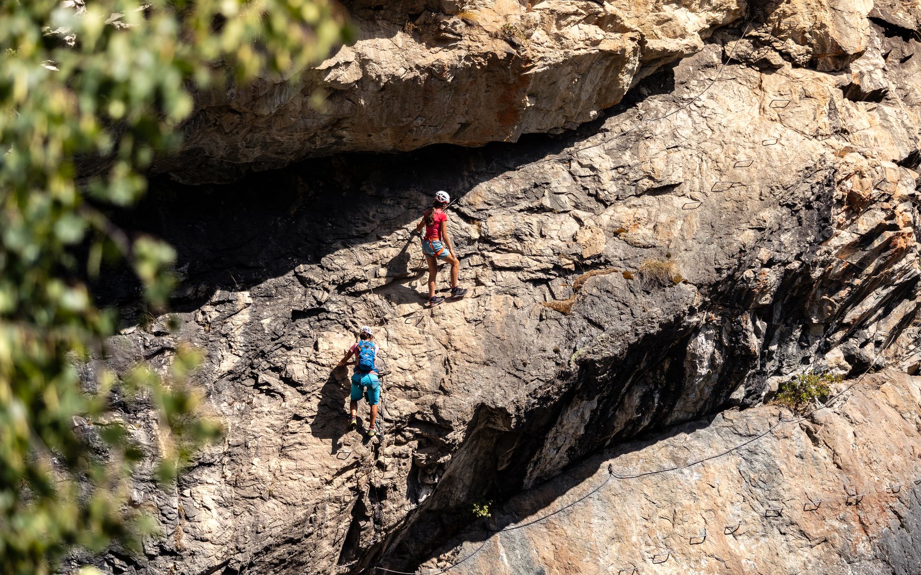 The final chain-assisted scramble to Triglav's summit ridge.