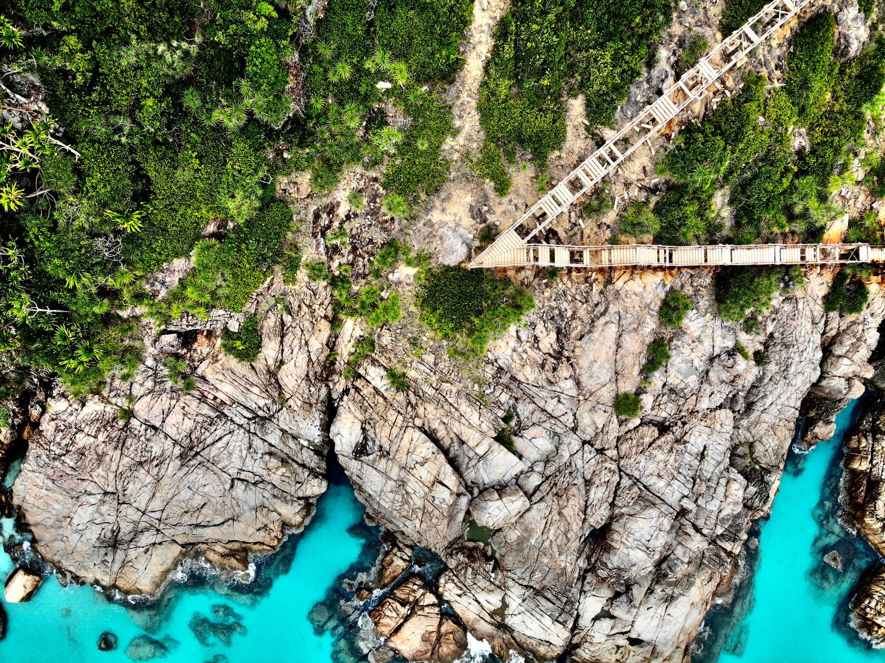 The Hill Inlet Lookout platform at Tongue Point, reached via a roughly 1.2-kilometre bush track.
