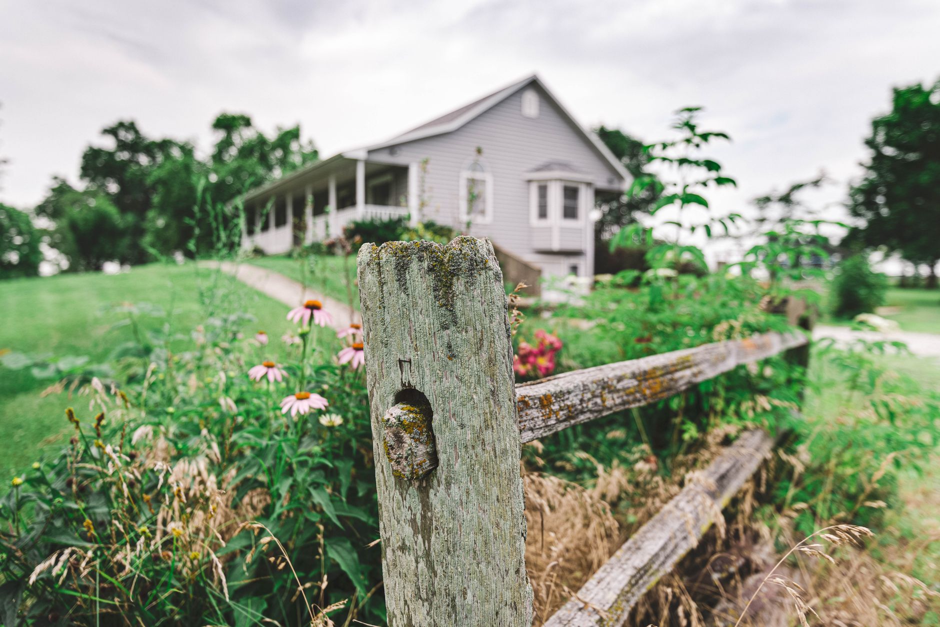 The whitewashed fence outside the Mark Twain Boyhood Home in Hannibal, Missouri.