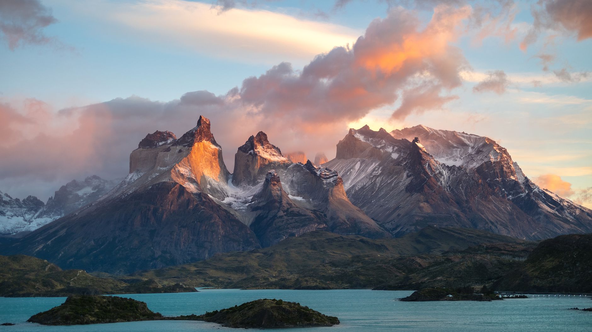 Puerto Natales to the Park, and a First Look at the Cuernos